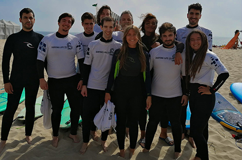 A equipa da Zalox aventurou-se numa aula de Surf